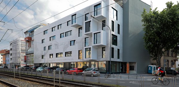 Das evangelische Beratungszentrum "Haus am Weißen Stein" jetzt mit neuer Fassade. | Foto: Rolf Oeser