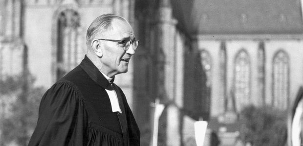 Martin Niemöller 1956 beim Kirchentag in Frankfurt.