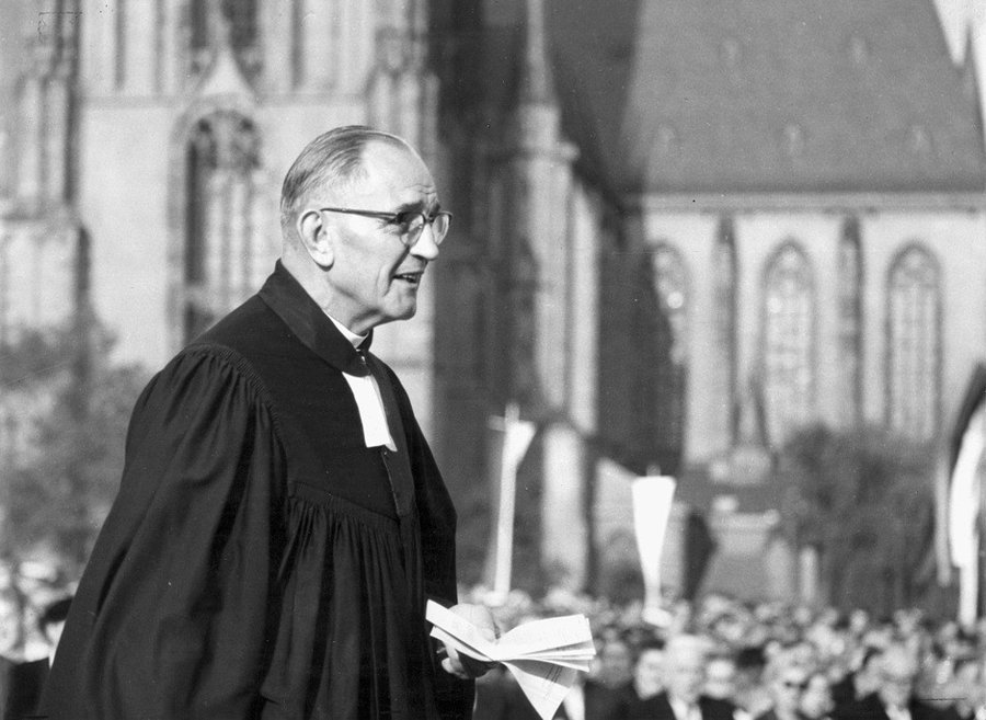 Martin Niemöller 1956 beim Kirchentag in Frankfurt.