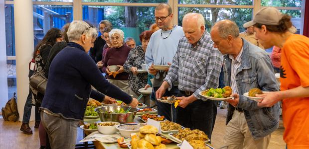 Das vielfältige Bufet begeistert die Gäste beim Kochabend der Luthergemeinde in Kooperation mit dem Verein Foodsharing. / Foto: Rolf Oeser