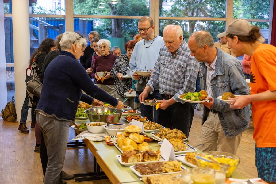 Das vielfältige Bufet begeistert die Gäste beim Kochabend der Luthergemeinde in Kooperation mit dem Verein Foodsharing. / Foto: Rolf Oeser