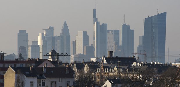 Blick von Offenbach auf die Frankfurter Skyline. Beide Städte haben unterschiedliche Traditionen, aber die Herausforderungen in der Region gelten für beide gleichermaßen. | Foto: Rolf Oeser