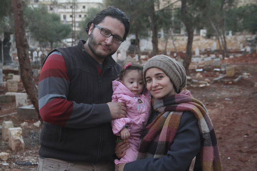 Die Journalistin Waad al-Khateab blieb mit ihrem Mann und ihrer kleinen Tochter trotz des Krieges in Aleppo. | Foto: Filmpresskit