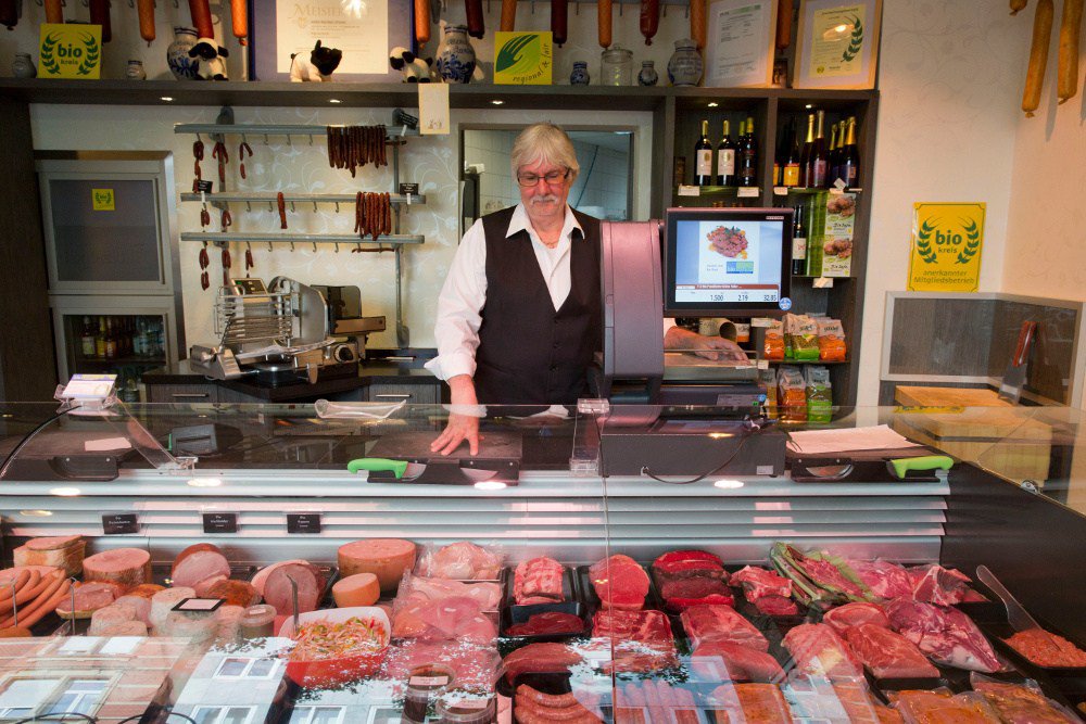 Lebt selbst vegan, produziert und verkauft aber weiterhin Fleisch: Biometzger Michael Spahn.  |  Foto: Rolf Oeser