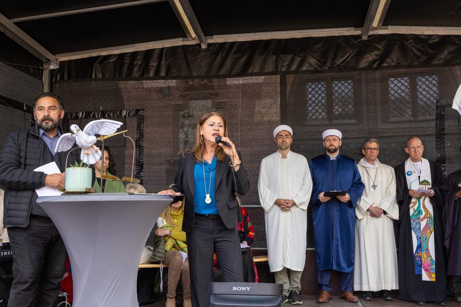 Schirmherrin Nargess Eskandari-Grünberg am Mikrofon  Foto Rolf Oeser