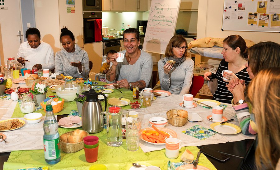 Frühstück für Mütter im Familienzentrum Höchst. Väter sind auch willkommen.| Foto: Ilona Surrey