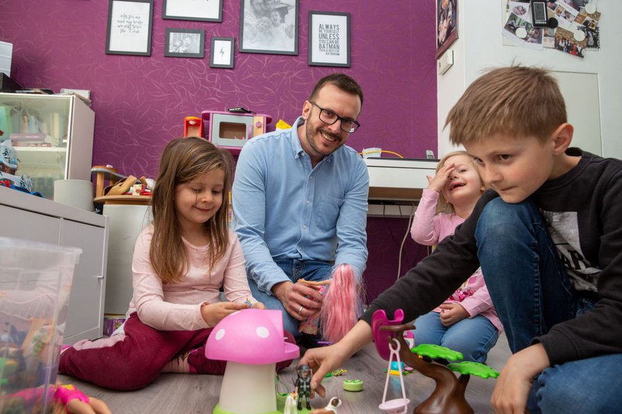 Kennt sich nicht nur theoretisch, sondern auch praktisch mit Stress aus: Jonatan Gutmann, hier beim Spielen mit seinen drei Kindern. | Foto: Rolf Oeser