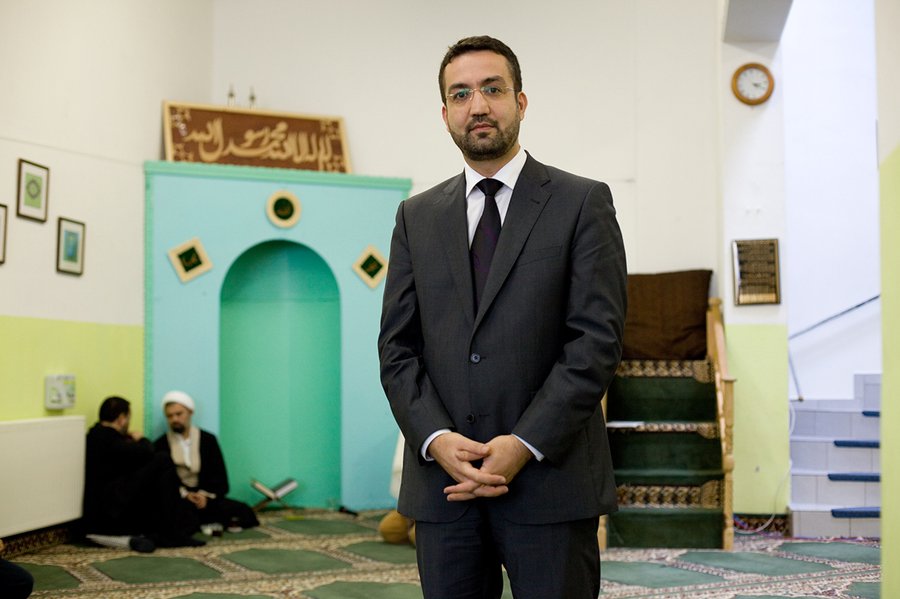 Ünal Kaymakci ist eines der vier muslimischen Mitglieder und Zweiter Vorsitzender. Der 37 Jahre alte Rechtsanwalt Ünal Kaymakci vertritt im Rat die Islamische Religionsgemeinschaft Hessen.