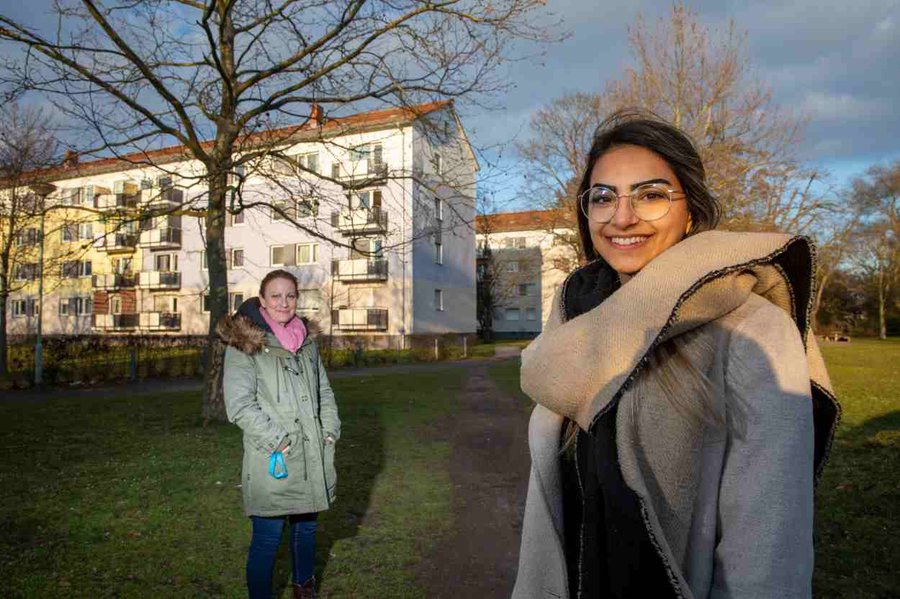 Nora David und die Studentin Nazlı Dersüneli vom Quartiersmanagement Fechenheim. | Foto: Rolf Oeser