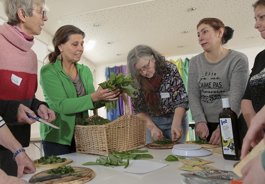 Kräuter-Workshop mit der Pflanzenheilkundlerin Stephanie König (2. von links)  im Evangelischen Frauenbegegnungszentrum. | Foto: Rolf Oeser