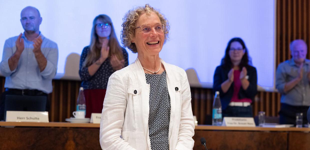 Irmela von Schenck wurde mit langanhaltendem Applaus von der Evangelischen Regionalversammlung verabschiedet, die sie 12 Jahre lang geleitet hat. | Foto: Rolf Oeser
