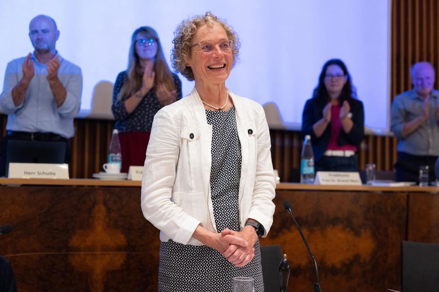 Irmela von Schenck wurde mit langanhaltendem Applaus von der Evangelischen Regionalversammlung verabschiedet, die sie 12 Jahre lang geleitet hat. | Foto: Rolf Oeser