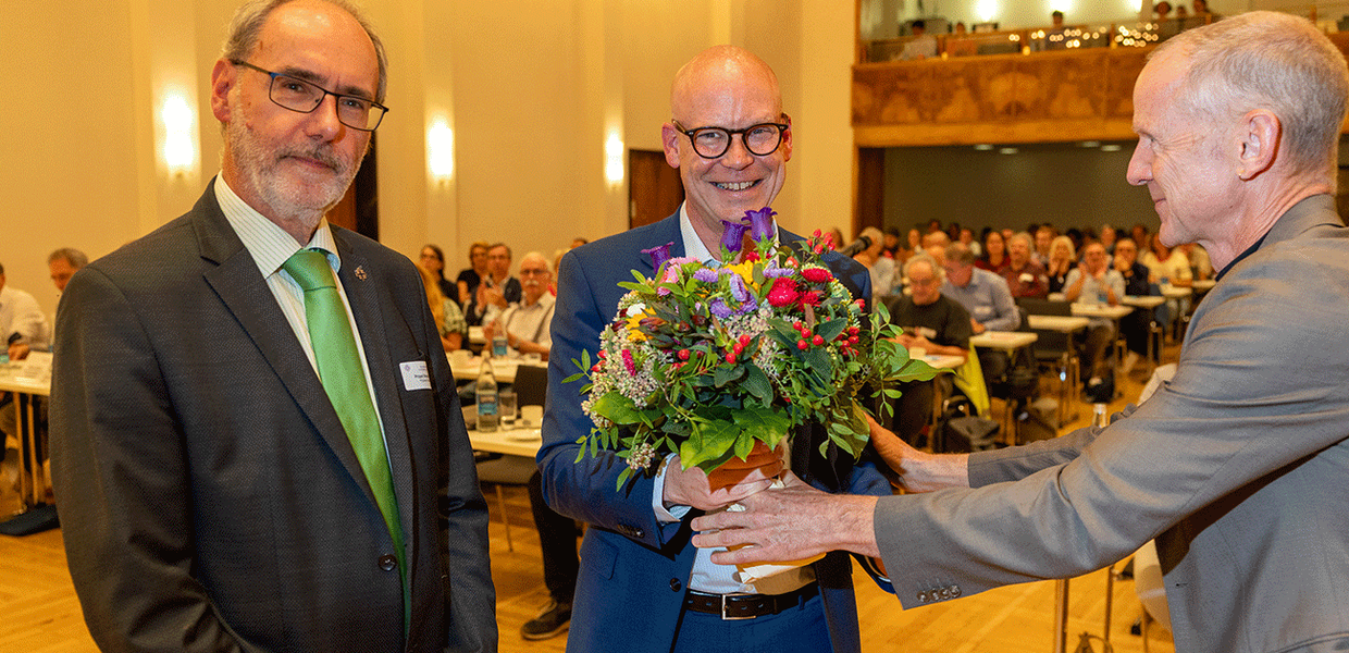 Propst Stephan Arras (links) von der Kirchenleitung der EKHN und Stadtdekan Holger Kamlah (rechts) gratulieren Pfarrer Sven Sabary zur Wahl als neuer Prodekan. |