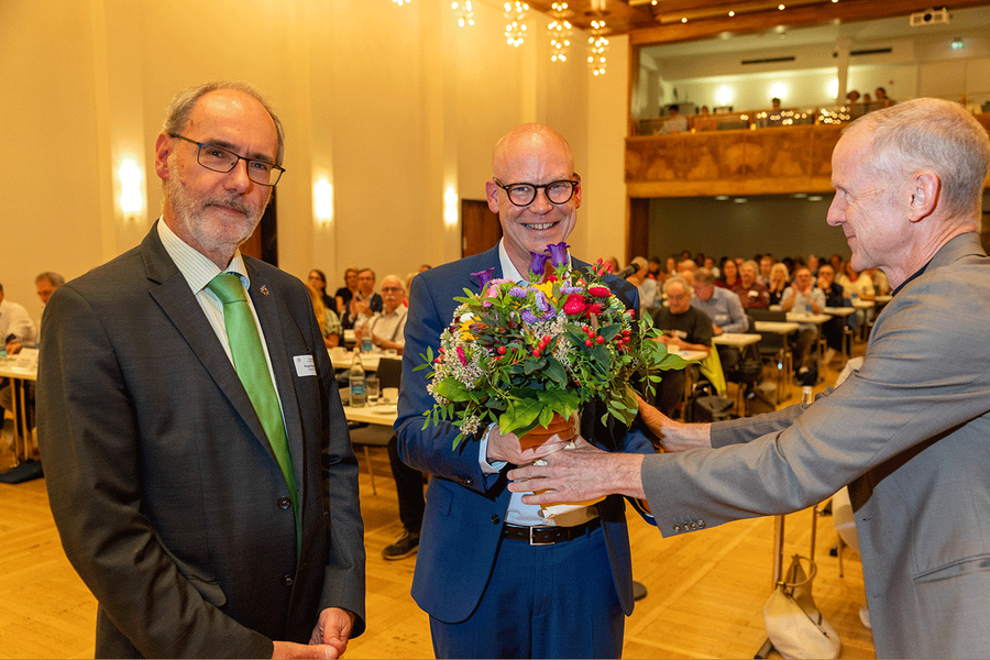 Propst Stephan Arras (links) von der Kirchenleitung der EKHN und Stadtdekan Holger Kamlah (rechts) gratulieren Pfarrer Sven Sabary zur Wahl als neuer Prodekan. |