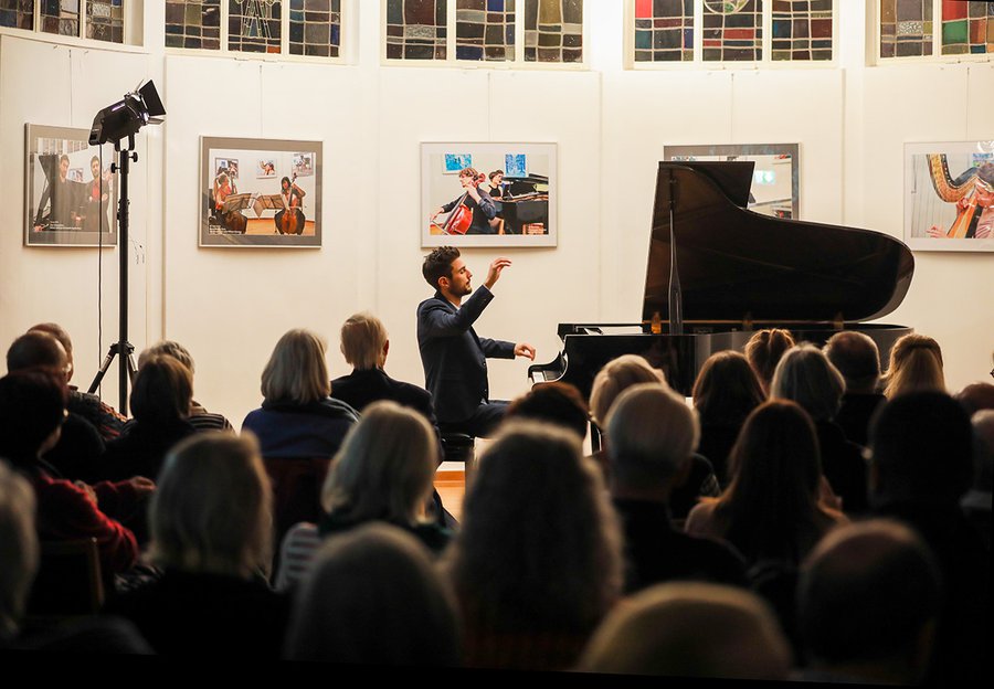 Der Pianist Aristototelis Papadimitriou spielt Chopin beim 500. Konzert in der Kirche am Campus. | Foto: Rolf Oeser
