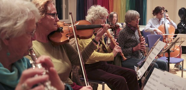 Jede Frau kann mitmachen, egal welches Instrument sie spielt und wie gut ihr Stand ist. Bei EVAs Frauenorchester richten sich das Repertoire nach den Musikerinnen. |Foto: Rolf Oeser