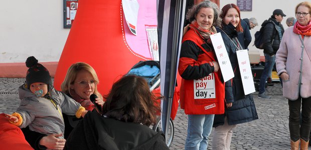 Verschiedene Perspektiven hören: Aktion mit "Rotem Sofa" beim Equal Pay Day auf dem Römerberg. | Foto: Rolf Oeser