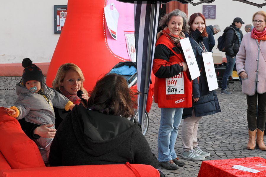 Verschiedene Perspektiven hören: Aktion mit "Rotem Sofa" beim Equal Pay Day auf dem Römerberg. | Foto: Rolf Oeser