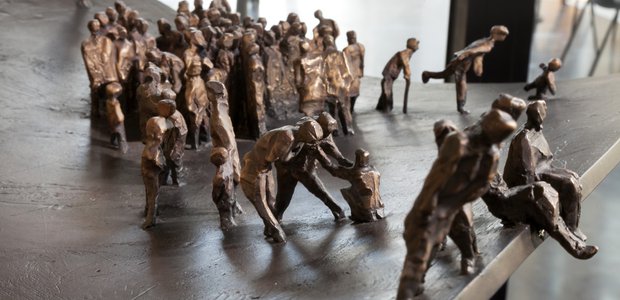 Die Skulptur des Künstlers Kai Georg Wujanz symbolisiert die Gemeinde: Viele Menschen, gehalten von der Hand Gottes. | Foto: Ilona Surrey