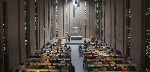 Fast wie eine Kathedrale: der Innenraum der der Dietrich-Bonhoeffer-Kirche beeindruckt durch klare Formen. | Foto: Rolf Oeser