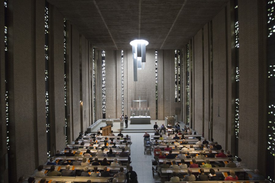 Fast wie eine Kathedrale: der Innenraum der der Dietrich-Bonhoeffer-Kirche beeindruckt durch klare Formen. | Foto: Rolf Oeser