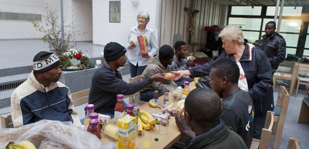 Die Gemeinde Cantate Domino engagiert sich schon sehr lange für Geflüchtete. Hier ein Foto von 2013, als die Gemeinde eine Gruppe Männer aus Afrika aufgenommen hatte. | Foto: Rolf Oeser