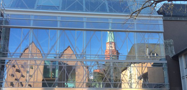 Die spiegelnde Glasfassade der Evangelischen Akademie am Römerberg. | Foto: Antje Schrupp