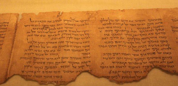 Ein Stück der Schriftrollen von Qumran mit einem Abschnitt aus dem Propheten Habakuk. Quelle: Wikipedia (cc)