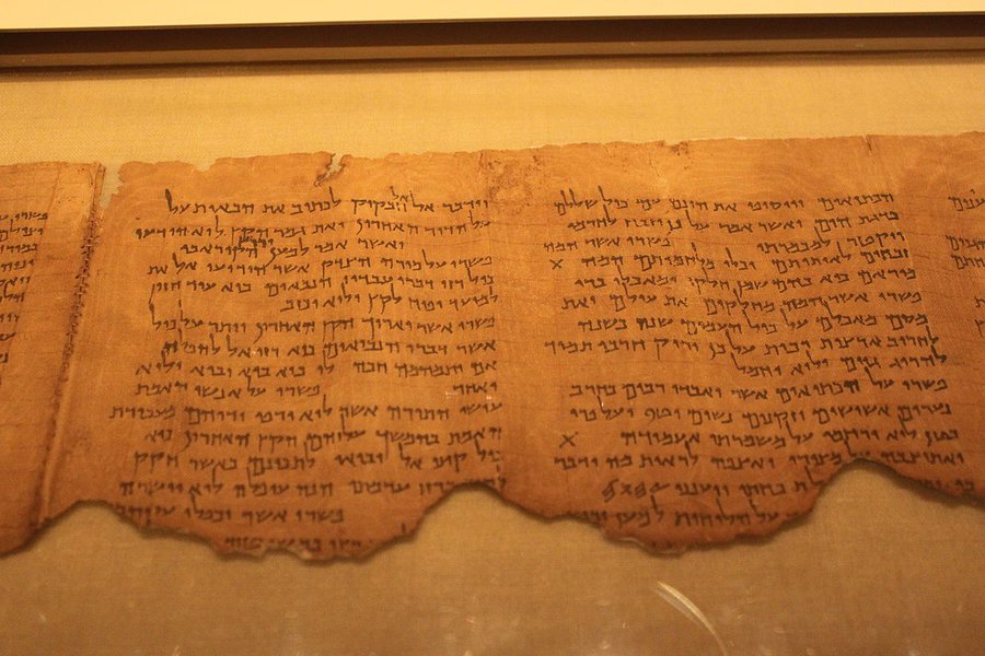 Ein Stück der Schriftrollen von Qumran mit einem Abschnitt aus dem Propheten Habakuk. Quelle: Wikipedia (cc)