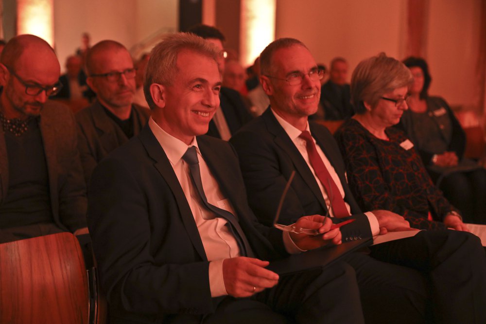 Auch Oberbürgermeister Peter Feldmann (links) war unter den Gästen, hier neben Stadtdekan Achim Knecht. Foto: Rolf Oeser
