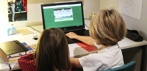 Es ist gut, wenn Kinder sich mit dem Internet auskennen und Spaß am Computer haben. Es sollte aber nicht das Einzige sein, was sie machen. Foto: Angela Wolf
