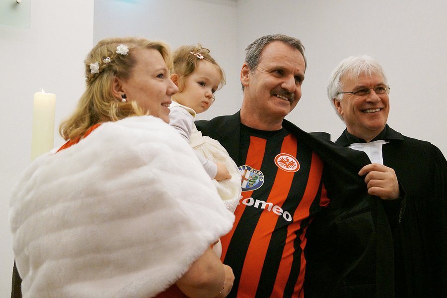 Dass Ehepaar Ziegler mit Enkelin und Stadionpfarrer Eugen Eckert bei der Taufe in der Kapelle der Commerzbank-Arena.  |  Foto: Mathis Eckert