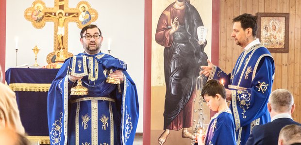 Priester Mircea Deac (links) und Unterdiakon Cristian Jaloba (rechts) leiten die rumänisch-orthodoxe Gemeinde in Frankfurt.  |  Foto: Rui Camilo
