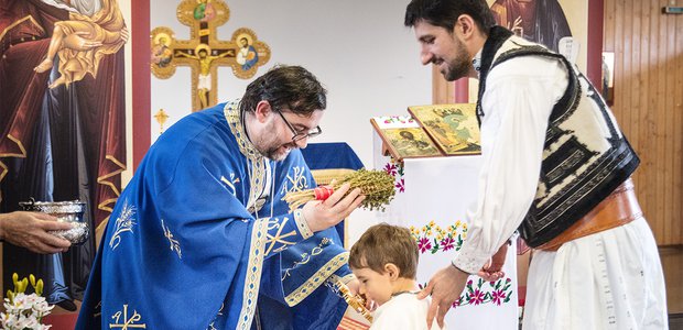 Ein Stück Heimatgefühl und kulturelle Tradition finden rumänisch-orthodoxe Christen im Gottesdienst. links Priester Mircea Deac.  |  Foto: Rui Camilo