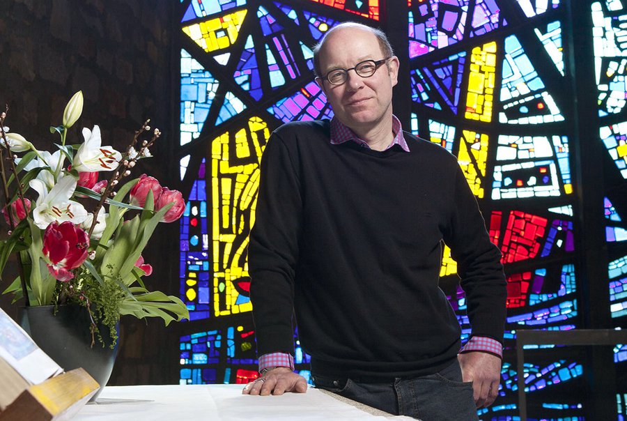 Pfarrer Thomas Diemer in der Wartburgkirche. Foto: Rolf Oeser