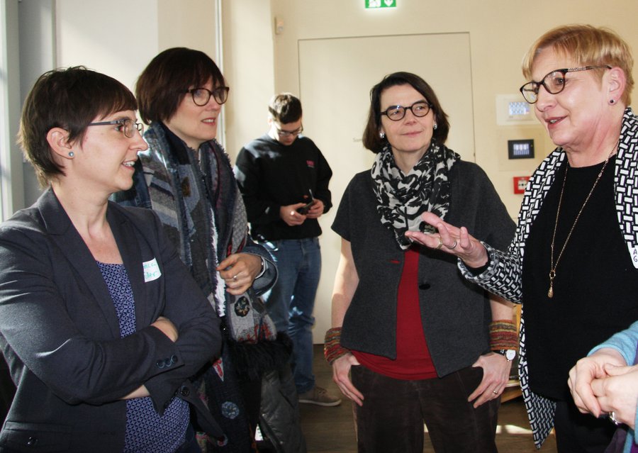 Diskussionen beim Pfarrerinnentag in Frankfurt mit Vorträgen von Rebecca Müller (links) und Christina Aus der Au (2. von rechts). | Foto: Stefanie Bock