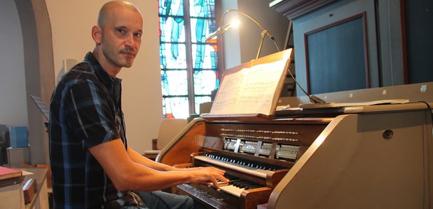 Kirchenmusiker Tobias Koriath erklärt, warum die Thomas-Orgel erneuert werden muss. | Foto: Anne Rose Dostalek