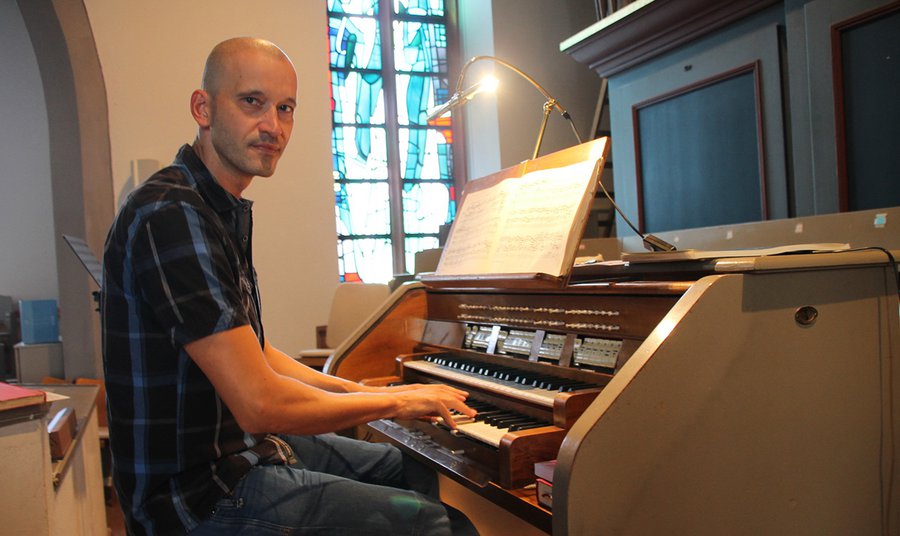 Kirchenmusiker Tobias Koriath erklärt, warum die Thomas-Orgel erneuert werden muss. | Foto: Anne Rose Dostalek