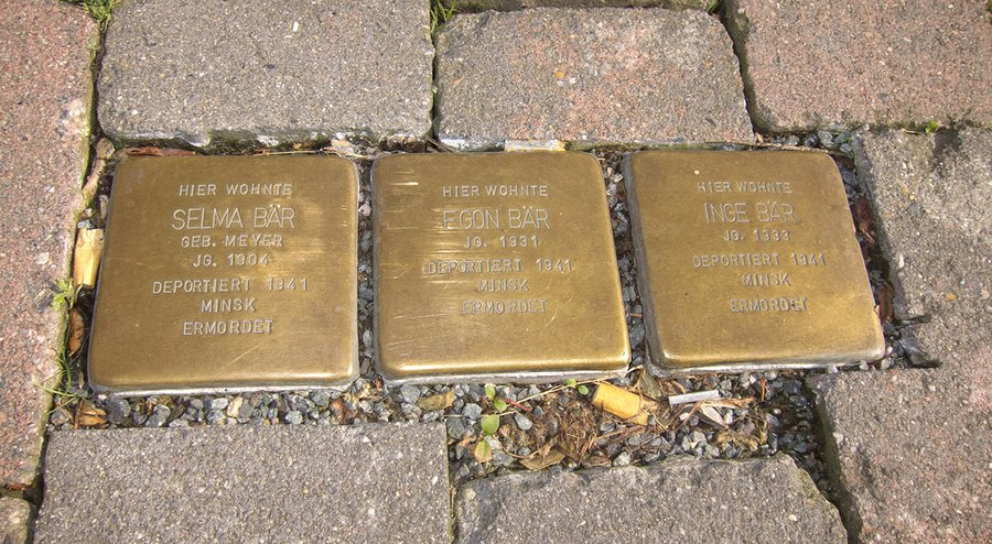 Stolpersteine erinnern an die Opfer des Nationalsozialismus. Sie werden immer vor ihrem letzten freiwilligen Wohnsitz verlegt. Foto: Thomas Quine/Flick.com (cc - by)