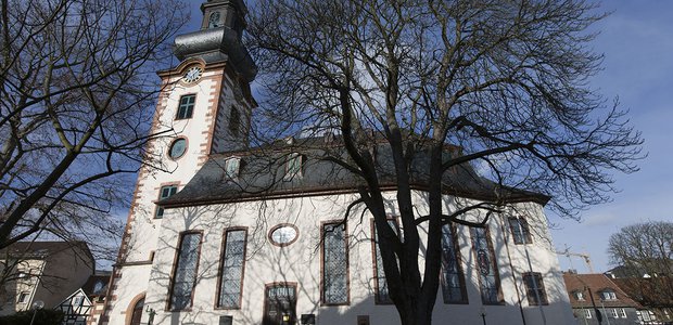 Die Johanniskirche in Alt-Bornheim wird wegen ihres charakteristischen Kirchturms auch liebevoll "Zwiwwel-Kersch" genannt. | Foto: Rolf Oeser