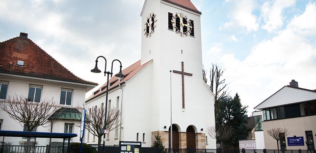 Frisch renoviert, zumindest schon mal von außen. Die Innenrenovierung der evangelischen Kirche in Bieber folgt im Frühjahr. | Foto: Ulrike Klaiber