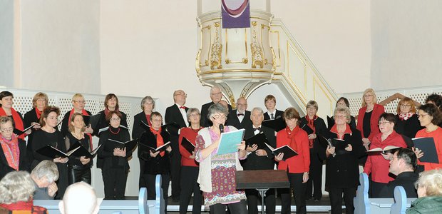 Konzert der Kantorei in der Schlosskirche in Rumpenheim. Vorne Pfarrerin Kirsten Lipperk. | Foto: Joachim Schreiner
