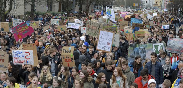 Auch in Frankfurt waren am Freitag Tausende Kinder und Jugendliche für effektiven Klimaschutz auf der Straße. Höchste Zeit, dass die Erwachsenen ihre Hausaufgaben machen. | Foto: Rolf Oeser