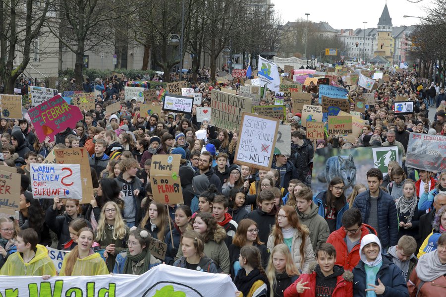 Auch in Frankfurt waren am Freitag Tausende Kinder und Jugendliche für effektiven Klimaschutz auf der Straße. Höchste Zeit, dass die Erwachsenen ihre Hausaufgaben machen. | Foto: Rolf Oeser