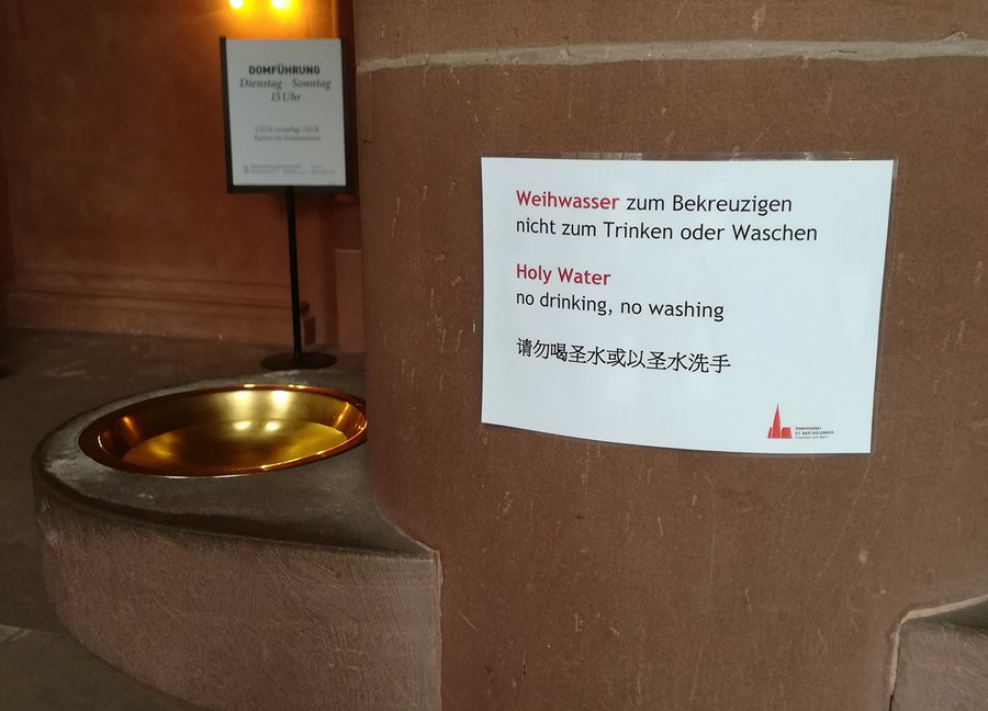 Weihwasser im Frankfurter Dom  |  Foto: Angela Wolf