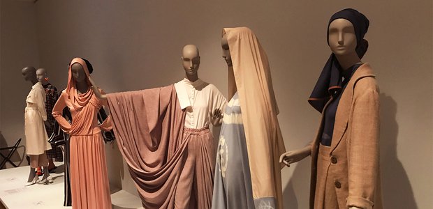Als erstes Museum in Europa zeigt das Museum für Angewandte Kunst in Frankfurt die Ausstellung "Zeigtenössische Muslimische Mode", die ursprünglich in San Francisco entwickelt wurde. | Foto: Antje Schrupp
