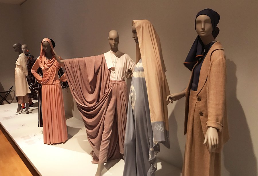 Als erstes Museum in Europa zeigt das Museum für Angewandte Kunst in Frankfurt die Ausstellung "Zeigtenössische Muslimische Mode", die ursprünglich in San Francisco entwickelt wurde. | Foto: Antje Schrupp
