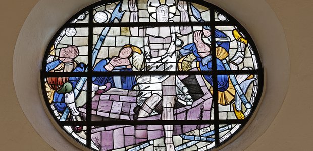 Jesus steigt aus dem Grab - hat er die Kreuzigung überlebt? Darstellung im Kirchenfenster in der Jakobskirche am Kirchplatz in Bockenheim. Foto: Rui Camilo