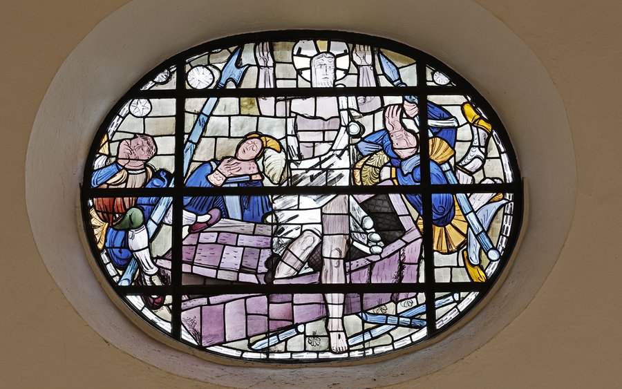 Jesus steigt aus dem Grab - hat er die Kreuzigung überlebt? Darstellung im Kirchenfenster in der Jakobskirche am Kirchplatz in Bockenheim. Foto: Rui Camilo