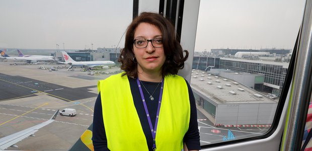 Melisa Ergül-Puopolo beobachtet Abschiebungen am Frankfurter Flughafen. Eingreifen kann sie nicht, aber berichten, wenn humane Standards nicht eingehalten werden. | Foto: Rolf Oeser